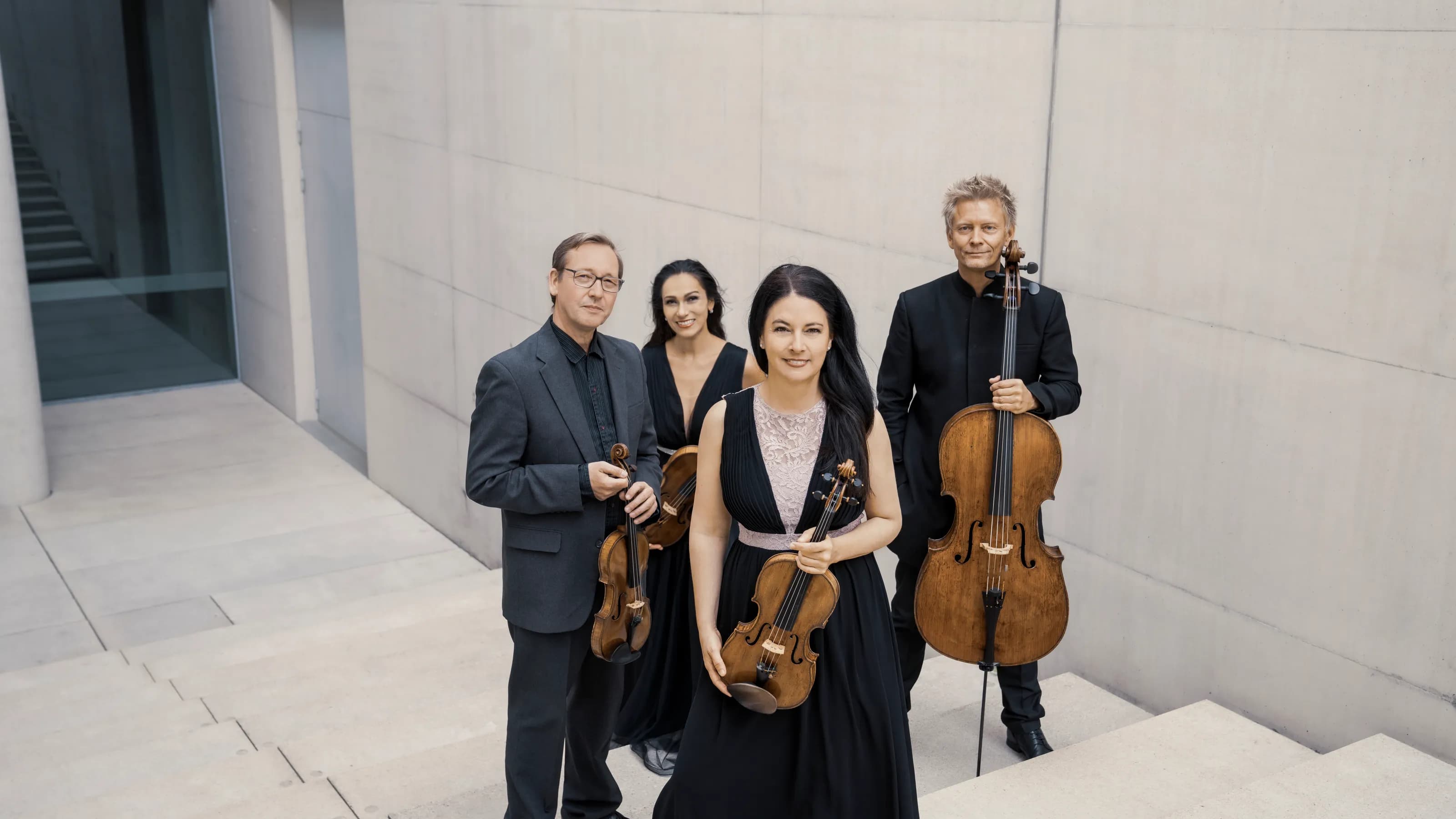 Das Minguet Quartett – Gruppenfoto mit Instrumenten